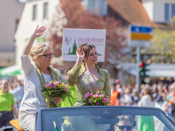 Werders Bürgermeisterin Manuela Saß (CDU) mit der Baumblütenkönigin Doreen Vogler beim Festumzug des Baumblütenfestes.