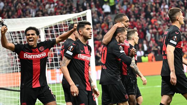 Lief. Leverkusens Spieler reagieren nach einem Eigentor durch Roms Mancini 