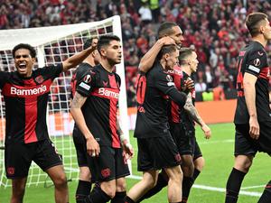 Lief. Leverkusens Spieler reagieren nach einem Eigentor durch Roms Mancini 