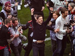 Viele Gratulationen sind direkt an Leverkusens Trainer Xabi Alonso adressiert.
