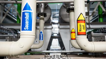 Auf Rohren einer Wasserstofferzeugungsanlage ist ein Aufkleber mit der Aufschrift «Wasserstoff» angebracht. 