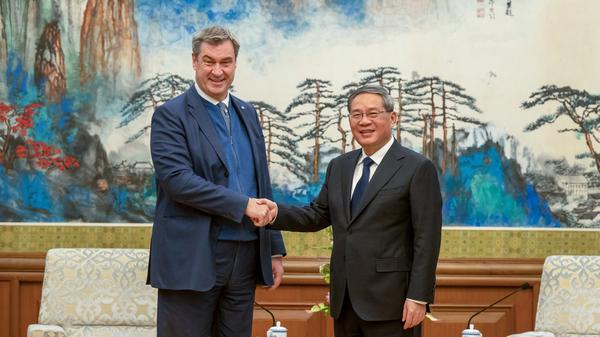 Der bayerische Ministerpräsident Markus Söder und der chinesische Premierminister LI Qiang in Peking. 