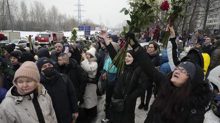  Menschen gehen zur Beerdigung des russischen Oppositionellen Nawalny auf dem Friedhof Borisowskoje. 