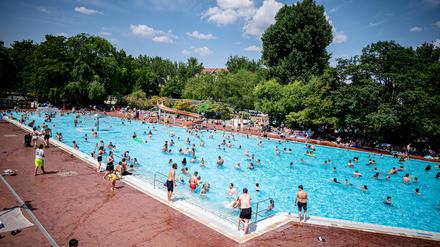 Viele Menschen verbringen den sommerlich warmen Tag im Sommerbad Kreuzberg - Prinzenbad. +++ dpa-Bildfunk +++