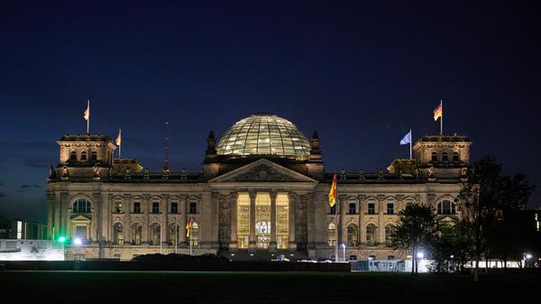 Blick am frühen Morgen auf das Reichstagsgebäude.  