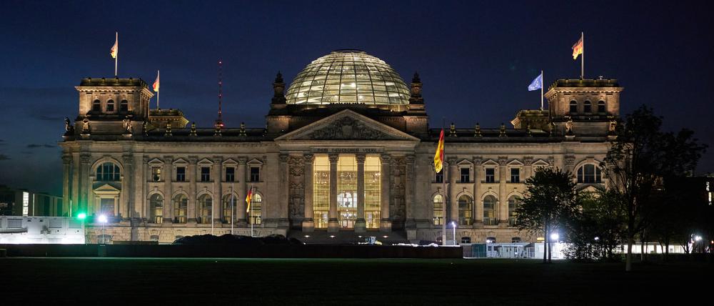Blick am frühen Morgen auf das Reichstagsgebäude.  