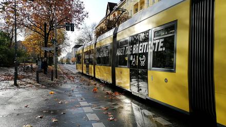 Eine Tram der Linie 12 unterwegs in Berlin (Symbolbild).