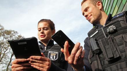 2018 erhielt die Berliner Polizei die ersten Dienst-Tablets und Smartphones.