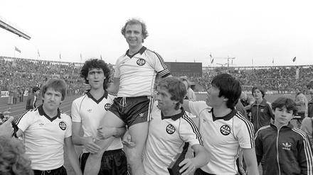 Pokalsieger. Eintracht-Stürmer und Kapitän Bernd Hölzenbein (oben) wird bei Spielende von seinen Teamgefährten Bernd Nickel (l-r), Bruno Pezzey sowie Werner Lorant und Bum-Kun Cha auf Schultern getragen. 