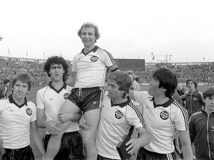 Pokalsieger. Eintracht-Stürmer und Kapitän Bernd Hölzenbein (oben) wird bei Spielende von seinen Teamgefährten Bernd Nickel (l-r), Bruno Pezzey sowie Werner Lorant und Bum-Kun Cha auf Schultern getragen. 