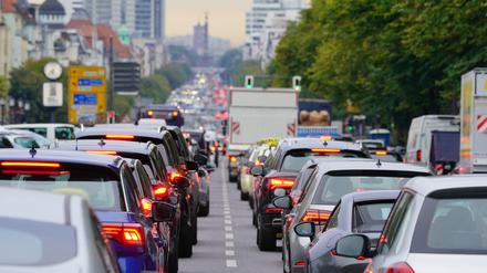 Autos stauen sich im Berufsverkehr auf dem Berliner Kaiserdamm stadteinwärts. 