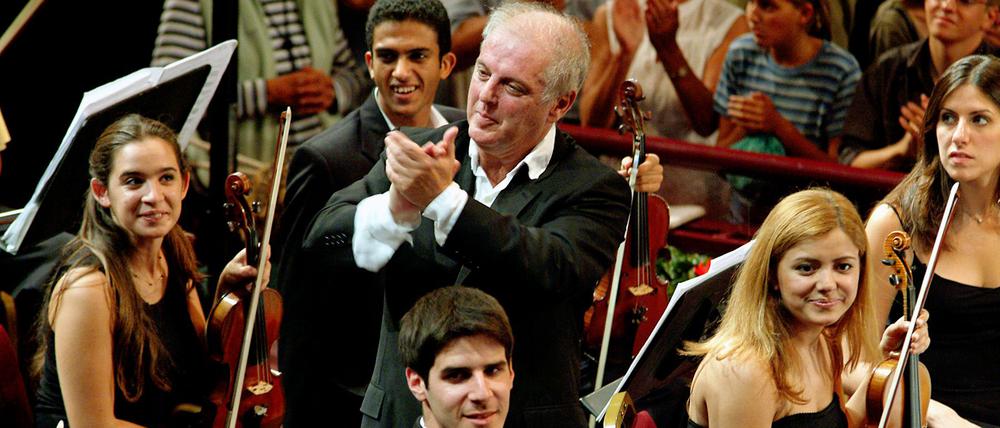 Daniel Barenboim 2005 mit seinem West-Eastern Divan Orchestra in Ramallah.