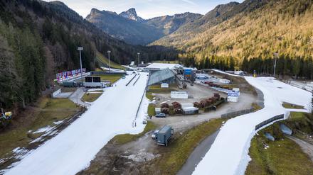 Ein weißer Streifen in grüner Landschaft: Die  letzten Vorbereitungen zum bevorstehenden IBU Biathlon World Cup in Ruhpolding, Bayern werden getroffen.