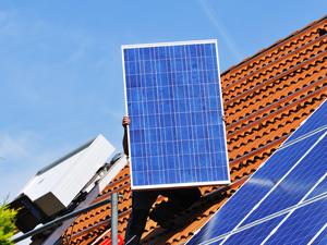 Hier wird eine Solaranlage auf einem Dach montiert. Die Stadtwatt eG möchte die Errichtung solcher Anlagen in Berlin vorantreiben.