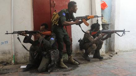 Somalische Sicherheitskräfte am Sitz des Bürgermeisters von Mogadischu