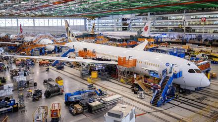 Boeing-Mitarbeiter montieren ein Flugzeug des Typs „Boeing 787 Dreamliner“ in ihrem Hauptmontagegebäude auf dem Boeing-Campus.