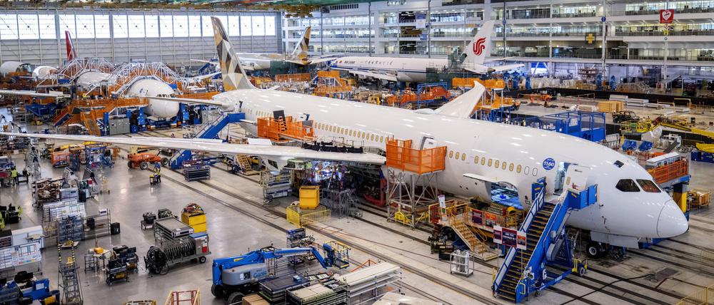Boeing-Mitarbeiter montieren ein Flugzeug des Typs „Boeing 787 Dreamliner“ in ihrem Hauptmontagegebäude auf dem Boeing-Campus.