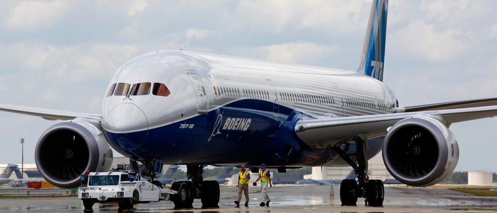 Die erste Boeing 787-10 Dreamliner steht 2017 nach ihrem Jungfernflug auf dem Charleston International Airport in North Charleston (USA). 