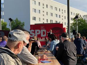Ministerpräsident Dietmar Woidke (SPD) beim Bürgerdialog in Potsdam-Drewitz.
