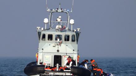 Grenzschutzbeamte nehmen mutmaßliche Migranten an Bord, die versucht hatten, mit einem kleinen Boot den Ärmelkanal zu überqueren.