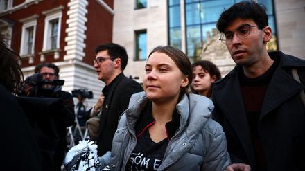 Nach dem ersten Prozesstag: Die Klimaaktivistin plädiert vor dem Westminster Magistrates’ Court in London auf unschuldig.