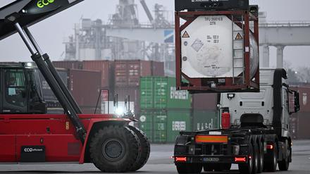 Container werden im Duisburger Hafen verladen.