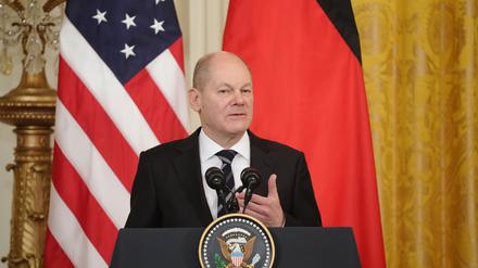 Bundeskanzler Olaf Scholz (SPD) spricht während einer gemeinsamen Pressekonferenz mit US-Präsident Joe Biden bei seinem Antrittsbesuch in Washington im Februar 2022.
