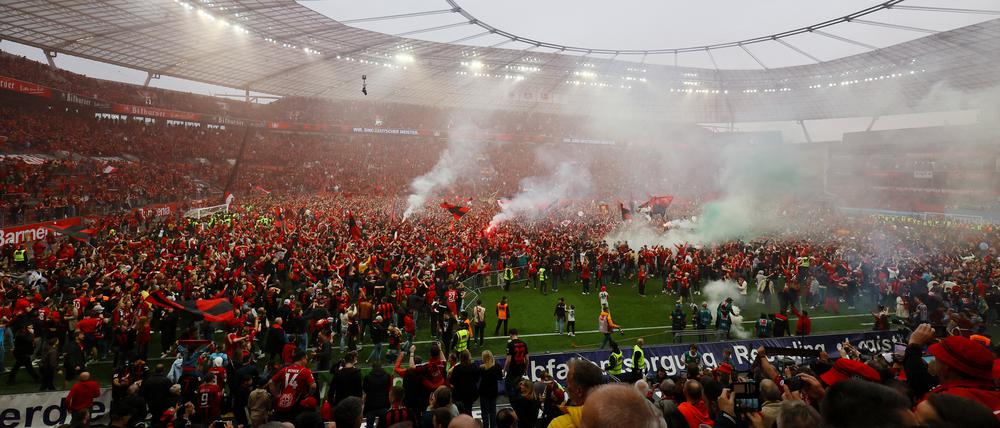 Kurz nach dem Schlusspfiff stürmen die Fans den Rasen der Leverkusener Arena.