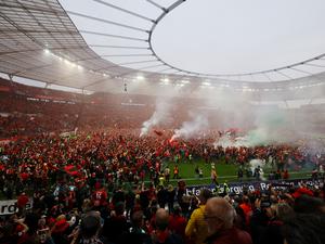 Kurz nach dem Schlusspfiff stürmen die Fans den Rasen der Leverkusener Arena.
