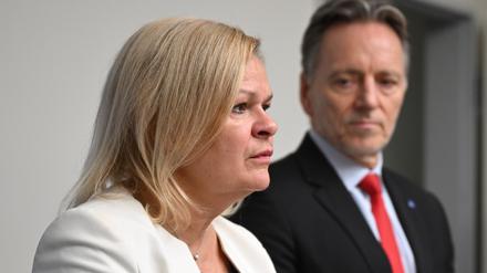 Die Bundesinnenministerin besucht das Terrorabwehrzentrum in Berlin. Dabei kündigte Nancy Faeser (SPD) an, die Ermittler mit mehr Befugnissen auszustatten.