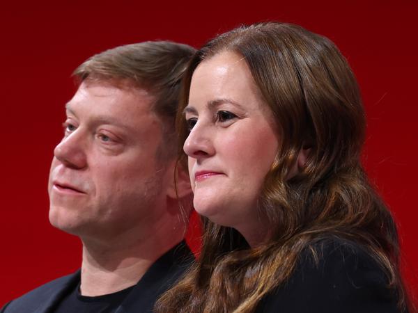 Die beiden Vorsitzenden der Linken beim Bundesparteitag in Augsburg: Janine Wissler und Martin Schirdewan.