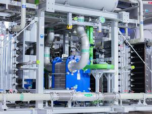 Elektrolyseur für die Herstellung von grünem Wasserstoff bei Air Liquide.