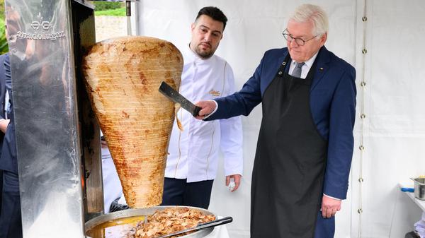 In der vergangenen Woche hatten solche Bilder die Berichterstattung dominiert: Bundespräsident Frank-Walter Steinmeier (rechts) schneidet unter Anleitung des Berliner Gastronoms Arif Keles Fleisch von einem Dönerspieß.