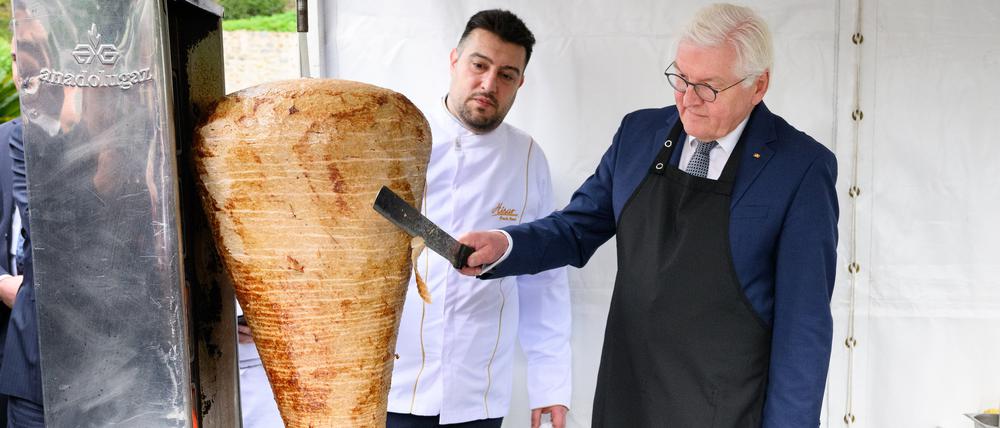 In der vergangenen Woche hatten solche Bilder die Berichterstattung dominiert: Bundespräsident Frank-Walter Steinmeier (rechts) schneidet unter Anleitung des Berliner Gastronoms Arif Keles Fleisch von einem Dönerspieß.