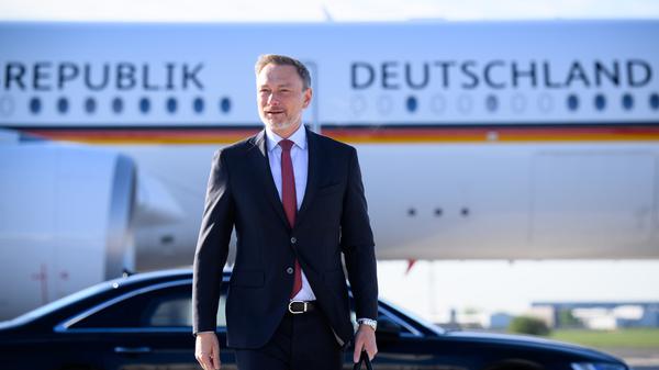 Finanzminister Christian Lindner (FDP) vor einem Airbus der Flugbereitschaft der Bundeswehr.