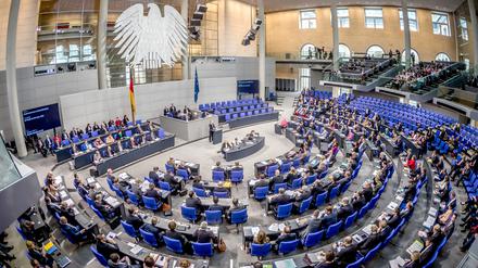 Die Übersicht zeigt den Plenarsaal während einer Sitzung des Deutschen Bundestages. 