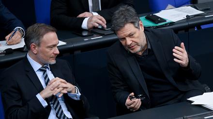 Christian Lindner  und Robert Habeck unterhalten sich auf der Regierungsbank im Bundestag. 