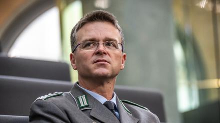 André Wüstner, Bundesvorsitzender des Bundeswehrverbands, verfolgt von der Besuchertribüne die Debatte zur deutschen Außen- und Sicherheitspolitik im Bundestag.