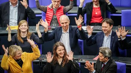Heike Heubach (untere Reihe M., SPD), erste gehörlose Bundestagsabgeordnete, sitzt zu Beginn der Sitzung des Bundestags zwischen Rolf Mützenich (r.), Vorsitzender der SPD-Bundestagsfraktion, und Katja Mast, Parlamentarische Geschäftsführerin der SPD-Fraktion.