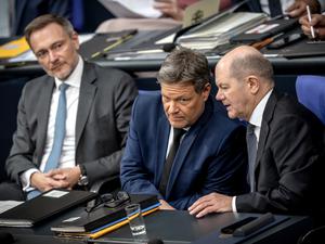 Kanzler Olaf Scholz mit Wirtschaftsminister Robert Habeck (Mitte) und Finanzminister Christian Lindner (links).