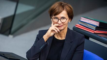 Bettina Stark-Watzinger (FDP), Bundesministerin für Bildung und Forschung, verfolgt eine Debatte im Plenarsaal im Bundestag.