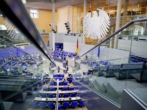 Der Deutsche Bundestag möchte Korruption und Bestechung stärker bekämpfen.