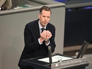 Christian Dürr, Fraktionsvorsitzender der FDP, spricht bei einer Plenardebatte im Bundestag. 