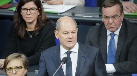 Olaf Scholz muss sich vor Pistorius stellen und im Bundestag wie in der SPD für die Armee werben. 