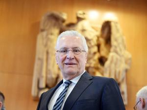 Joachim Herrmann (CSU), bayerischer Innenminister, wartet im Bundesverfassungsgericht auf den Beginn der Verhandlung über die Wahlrechtsreform der Ampel-Koalition.