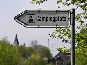Ein Schild weist den Weg zum Campingplatz am Havelkanal. 