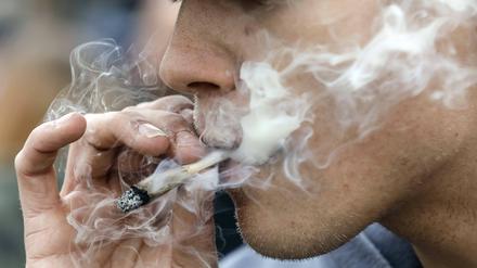  Ein Mann raucht einen Joint während einer Demonstration am 20.04, dem weltweiten Aktionstag für den legalen Marihuana-Konsum.