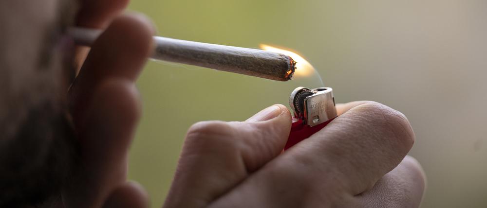 Seit Anfang April gilt die Teil-Legalisierung von Cannabis. Menschen über 18 Jahre ist das Kiffen in der Öffentlichkeit grundsätzlich erlaubt.