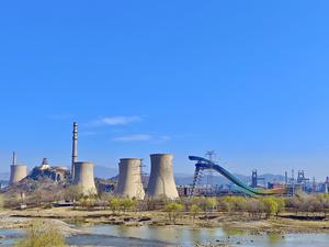 Der Capital Iron and Steel Industry Heritage Park in Peking. Der Park wurde auf dem Gelände einer stillgelegten Stahlfabrik errichtet, die nach der Verschärfung des Luftverschmutzungskontrollgesetzes (Air Pollution Control Act) in China geschlossen und umgesiedelt wurde.