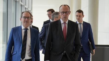 Alexander Dobrindt (links) und Friedrich Merz (rechts) auf dem Weg zum Pressestatement der Fraktionssitzung der CDU/CSU-Bundestagsfraktion.